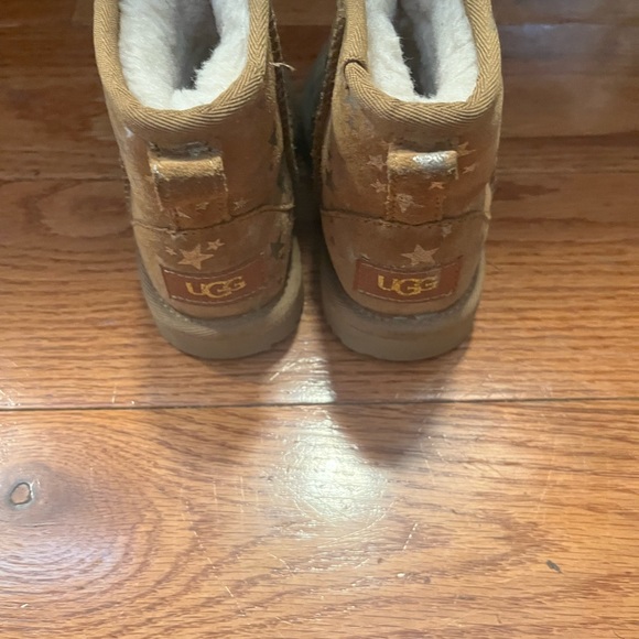 Chetnut Ugg boots with stars - Picture 2 of 3